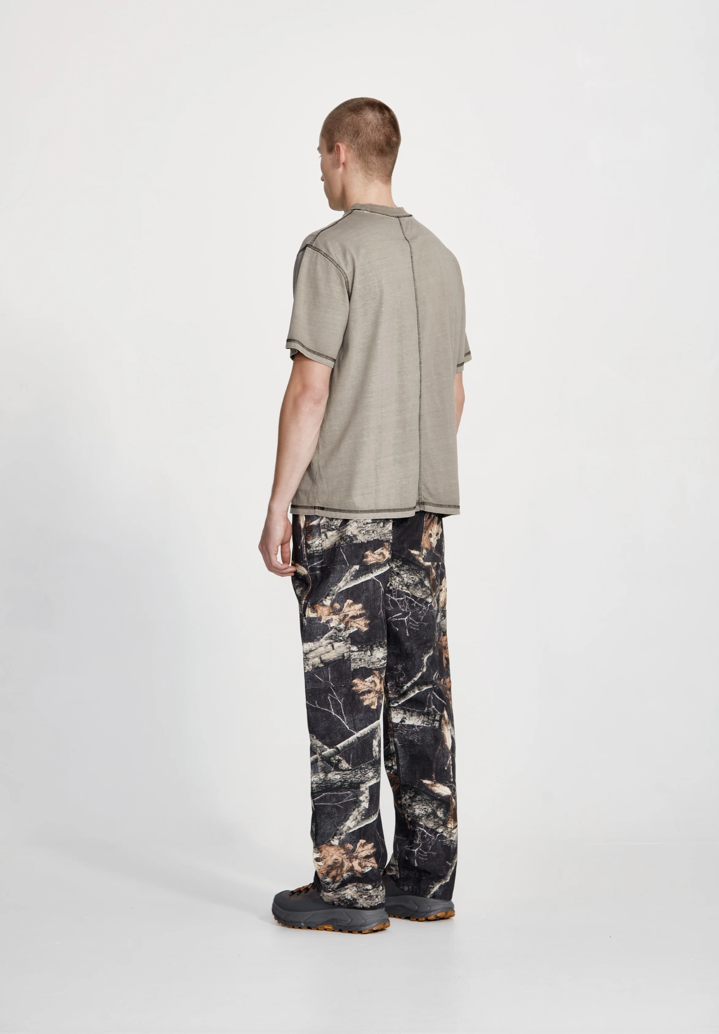 COTTON JERSEY STUDIO TEE, SMOKE WITH BLACK - Image 4