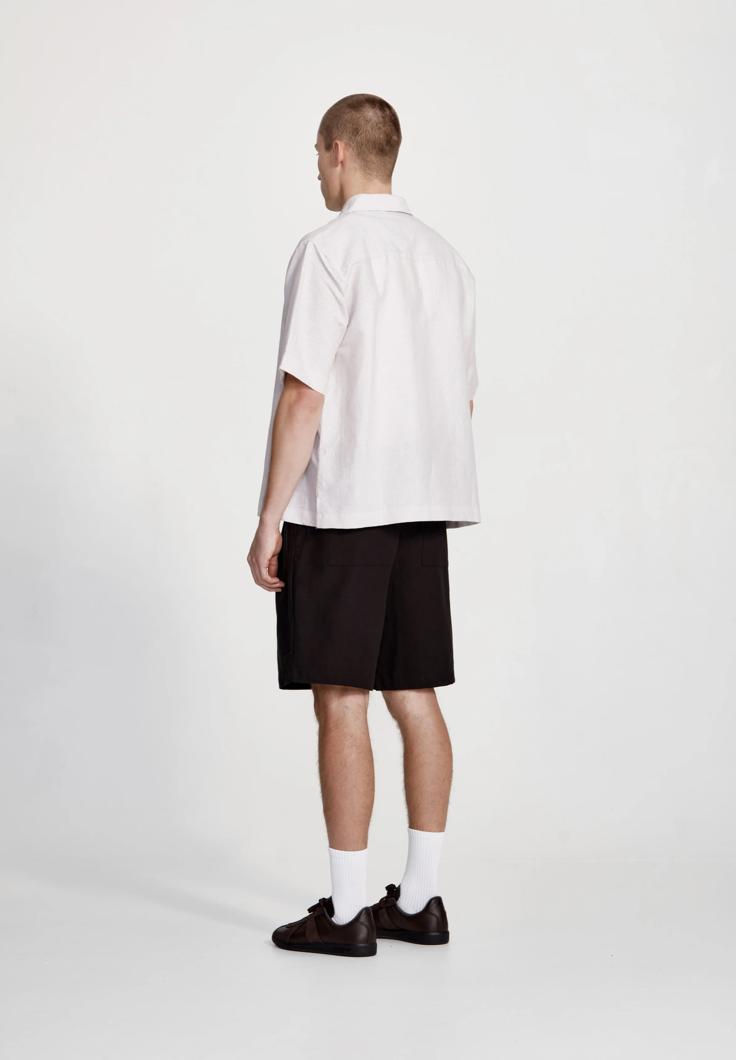 PLEAT FRONT SHORT, BLACK - Image 3